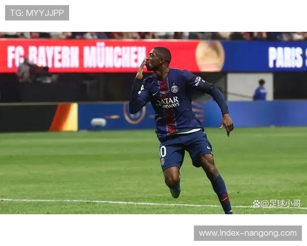 巴黎圣日耳曼国家德比半场2-0领先，登贝莱双响主宰比赛